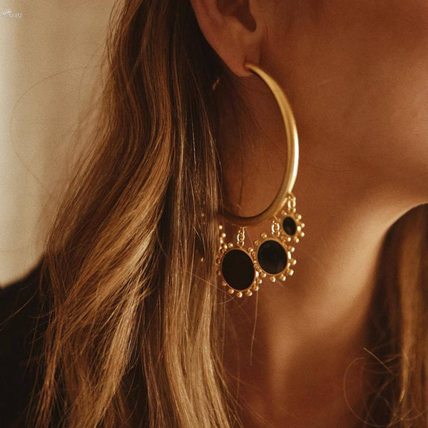 Aretes Largos Colgantes Dorados con detalles negros y diseno elegante de ALL ONLINE 24